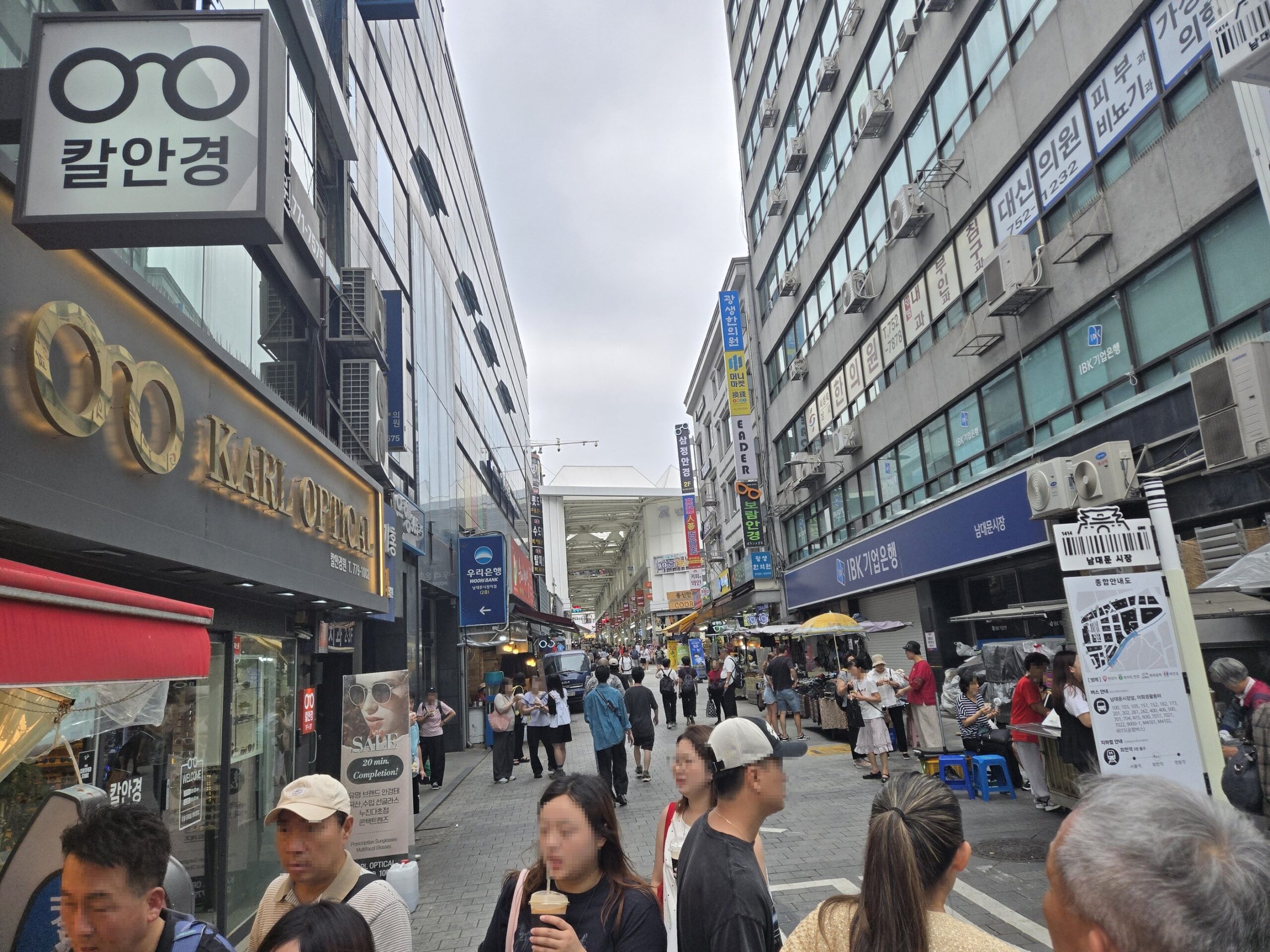 活気のある商店街、人々で賑わう街並み