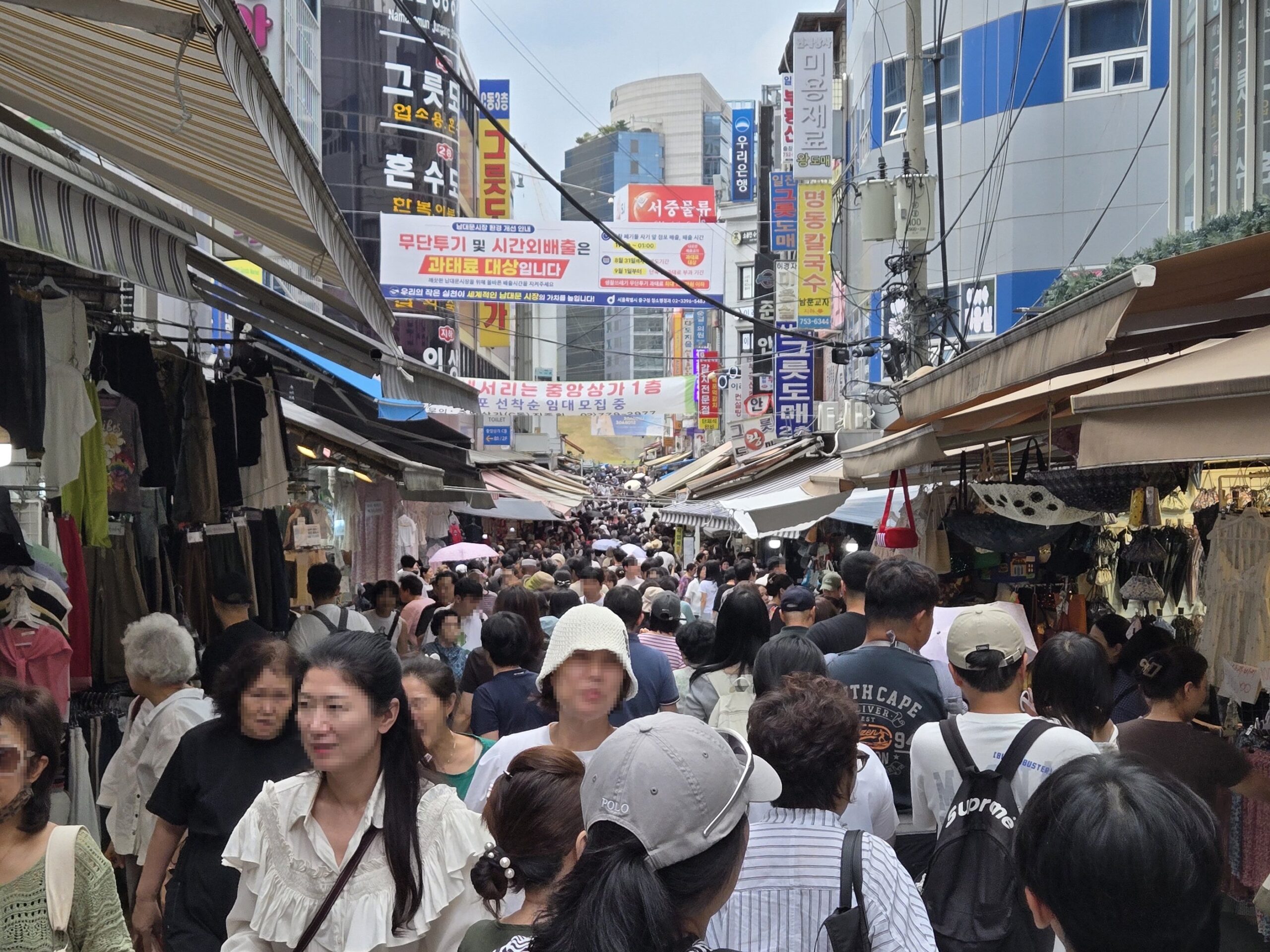 混雑した市場、人々と売店が並ぶ風景