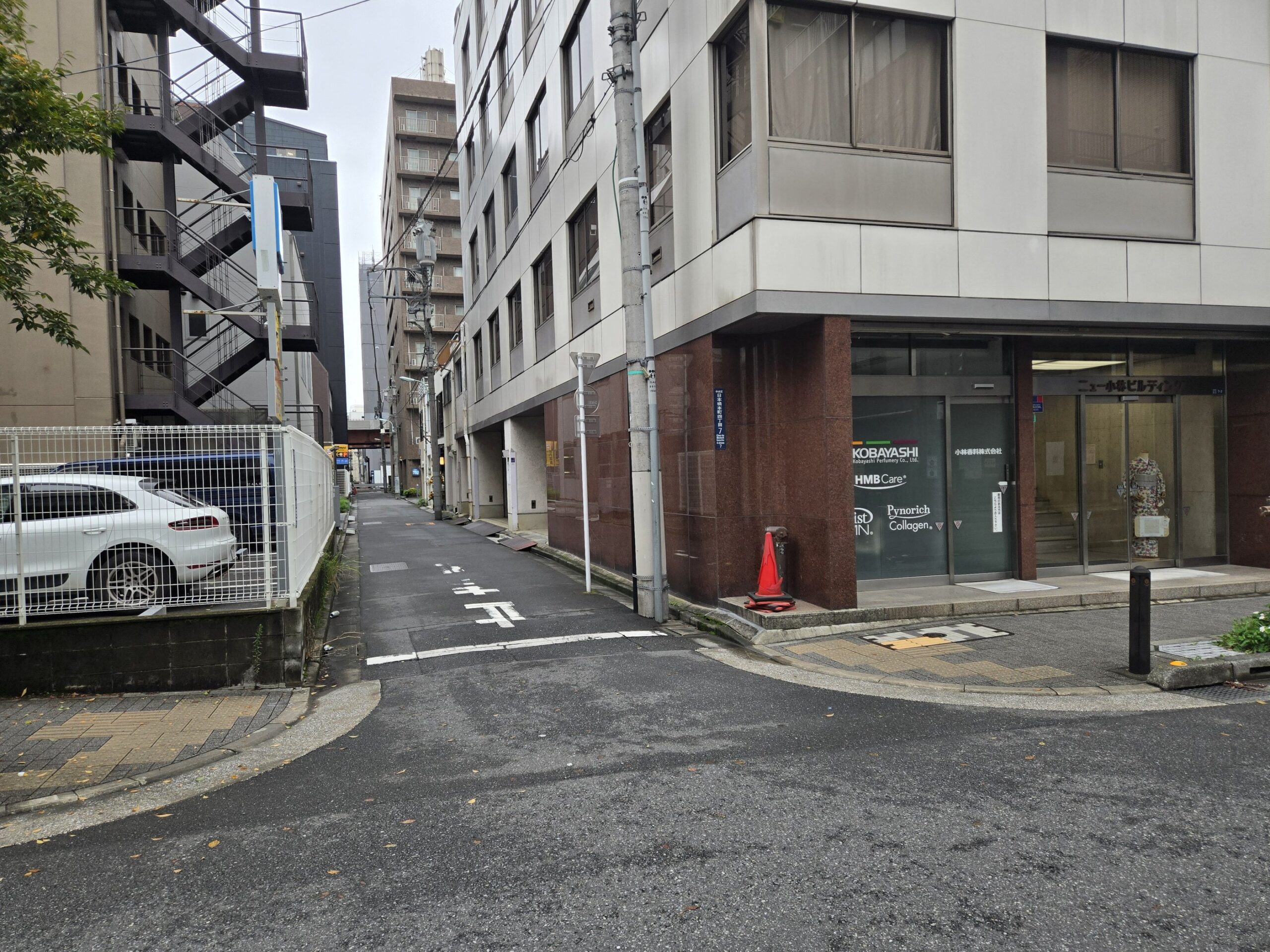 日本橋本町の路地にある日本橋 釜竹