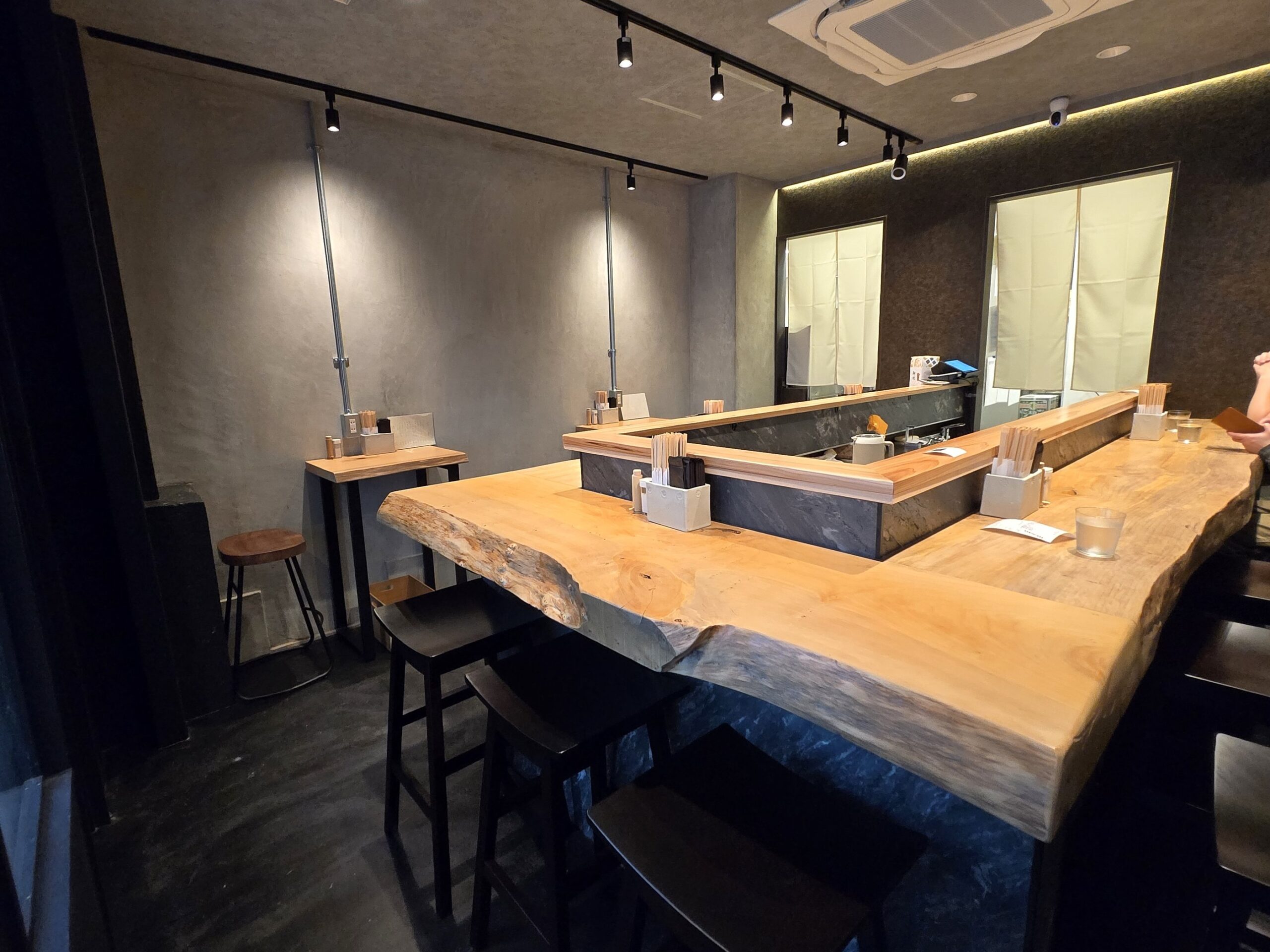 コの字型カウンターがある日本橋 釜竹の店内