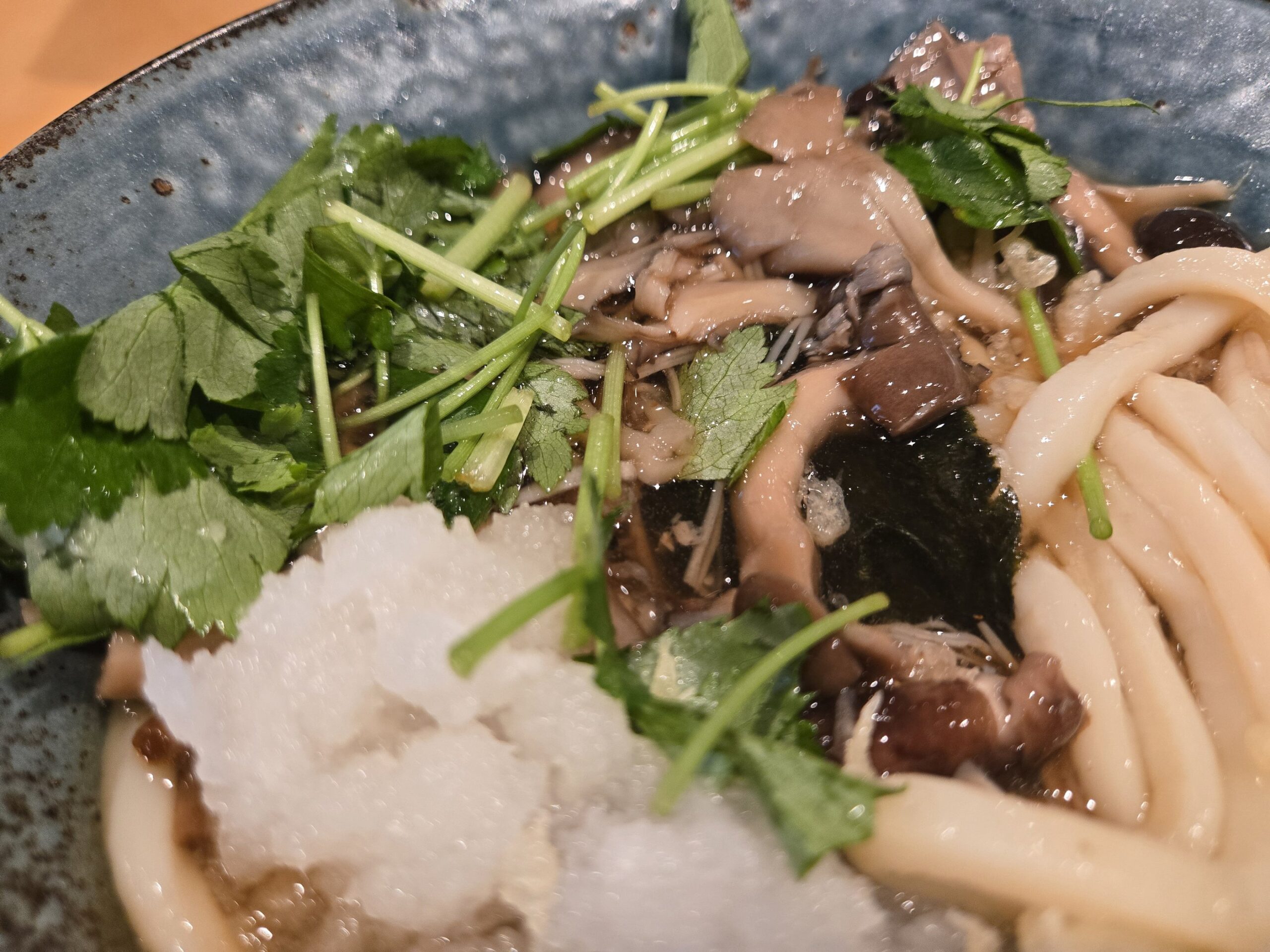 きのこがたっぷり入った日本橋 釜竹のうどん