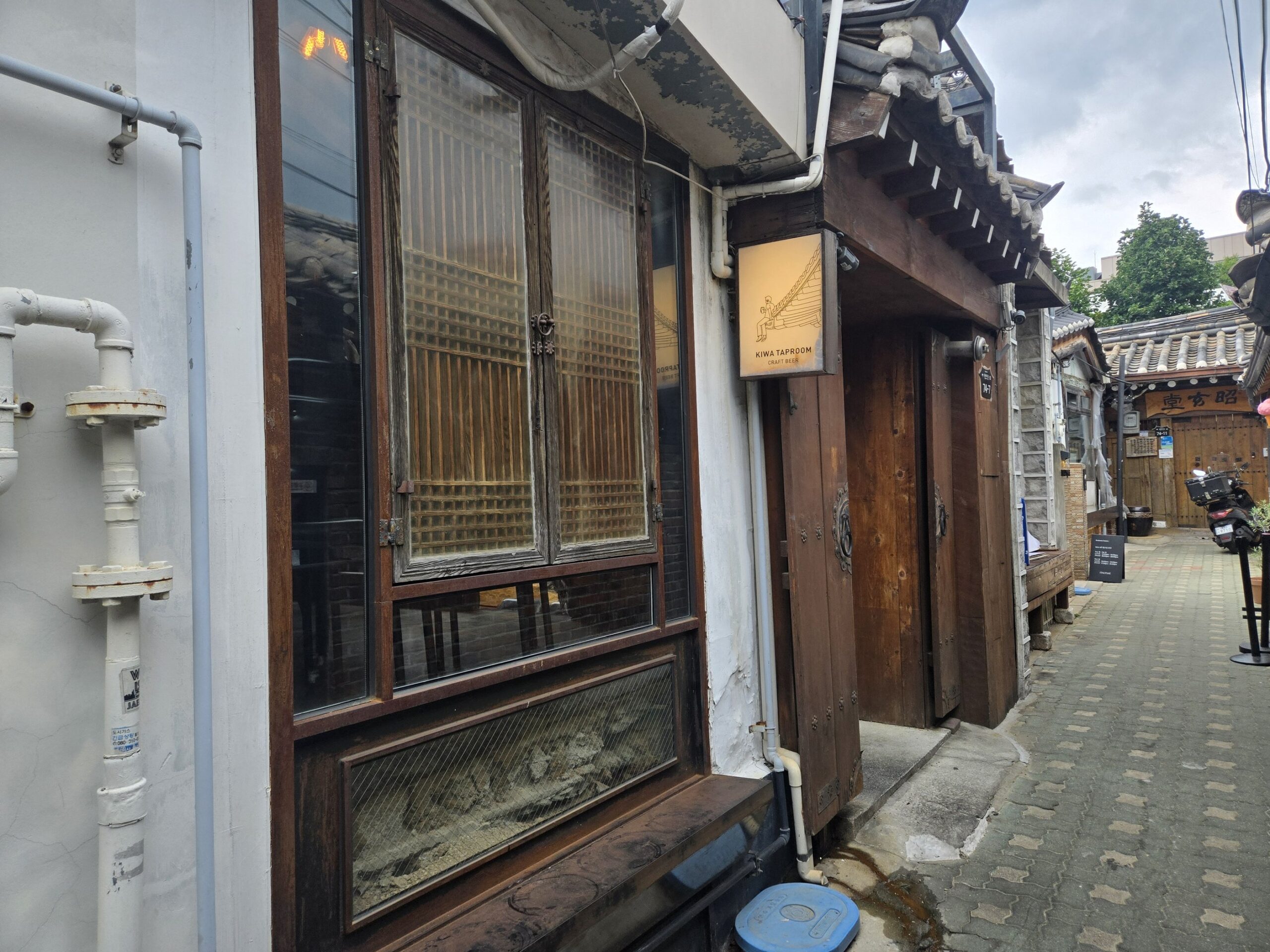 ソウルのKIWA TAPROOM入口と看板