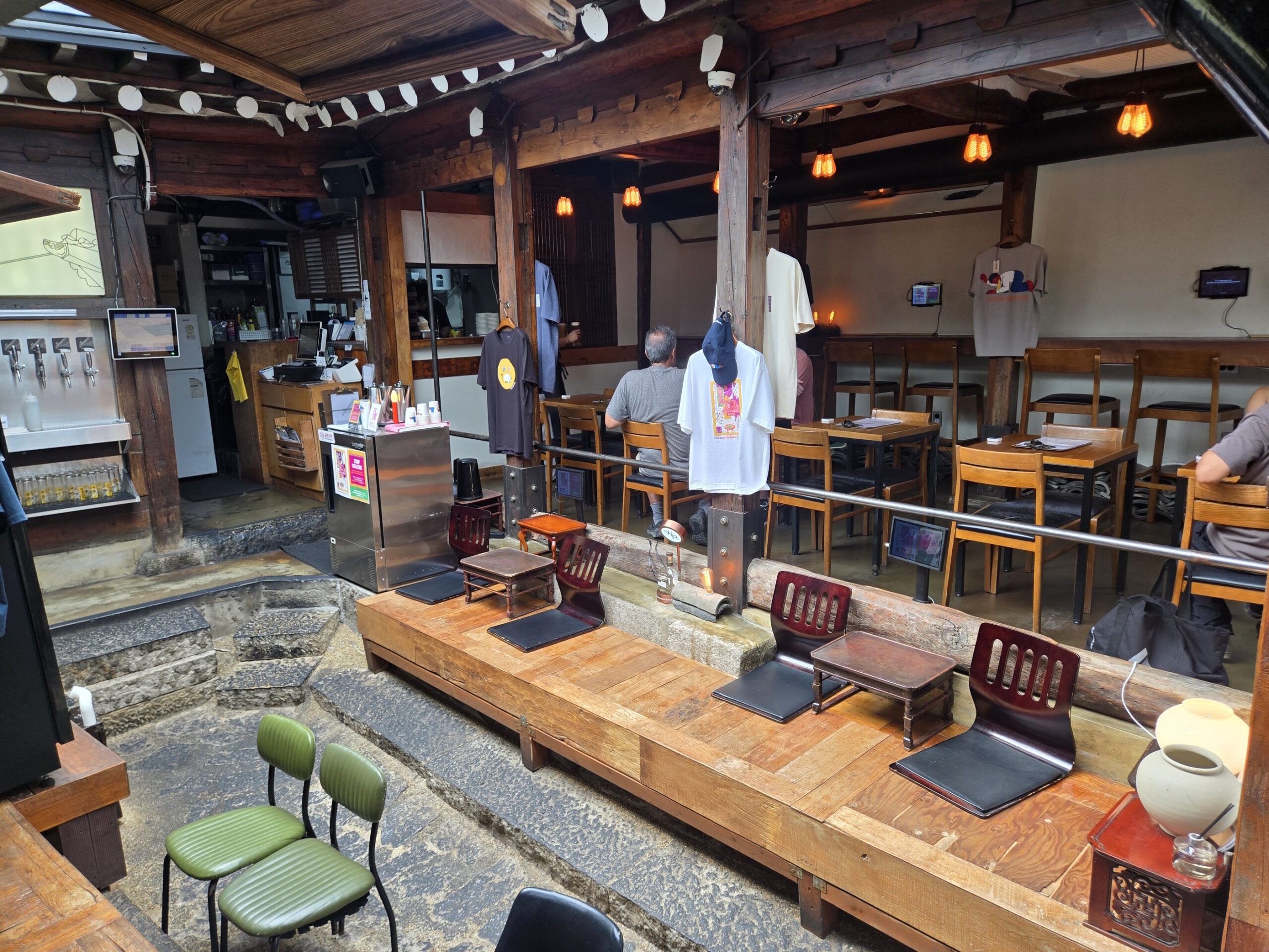 KIWA TAPROOMの店内全景、座席配置