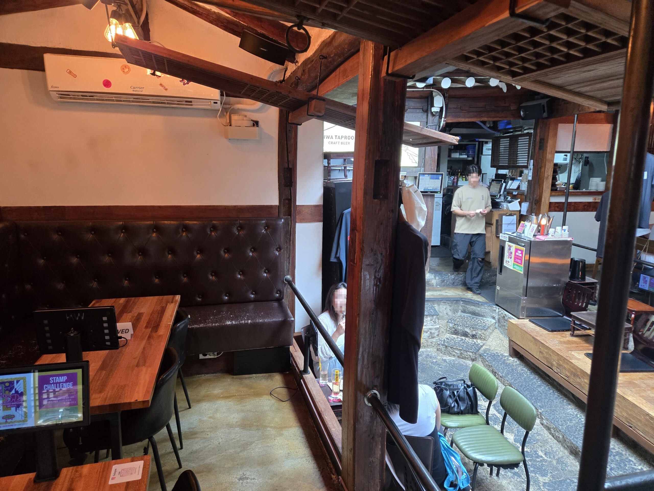 木材と照明の温かい店内風景