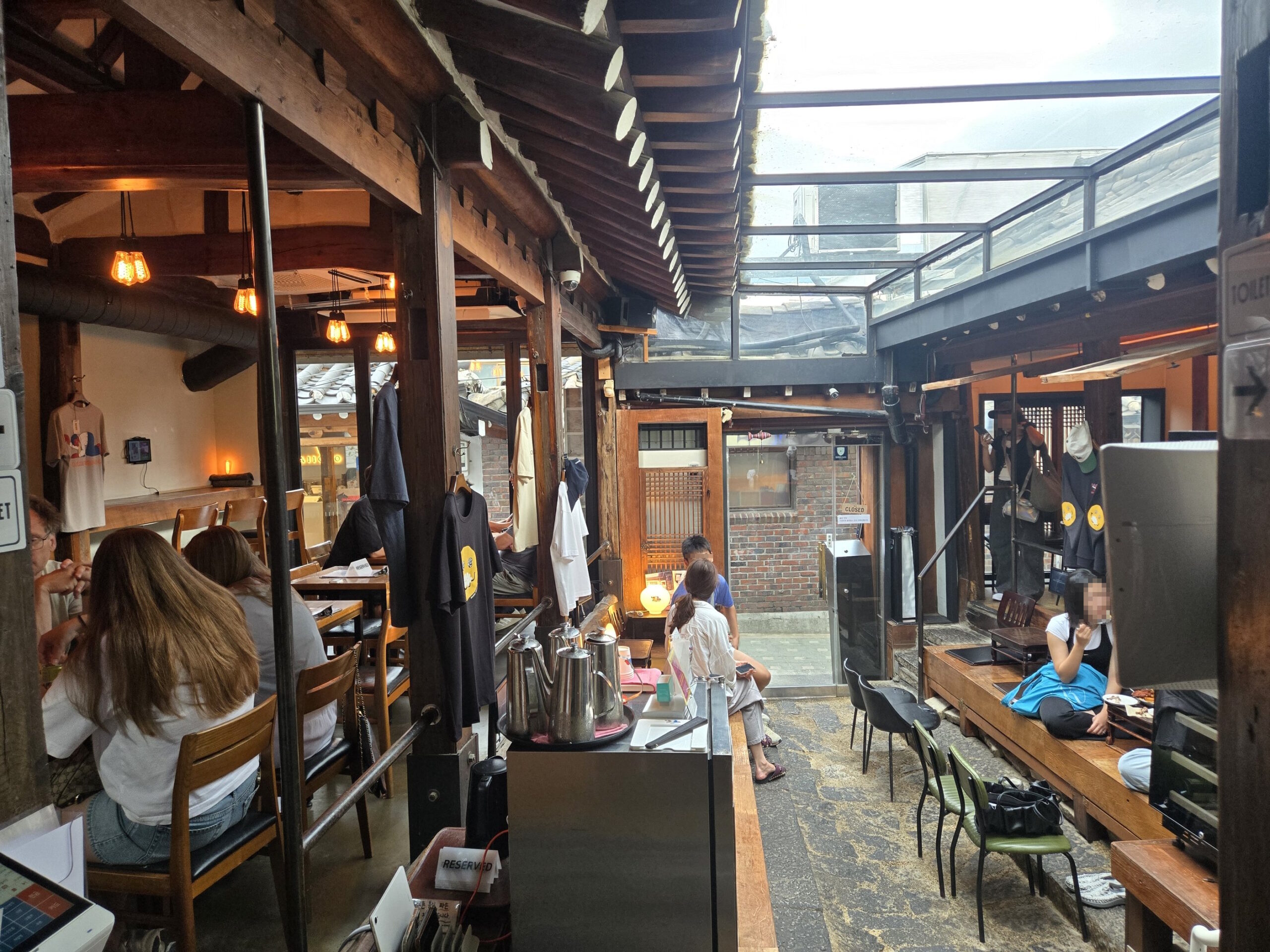 韓屋をリノベーションしたKIWA TAPROOMの店内