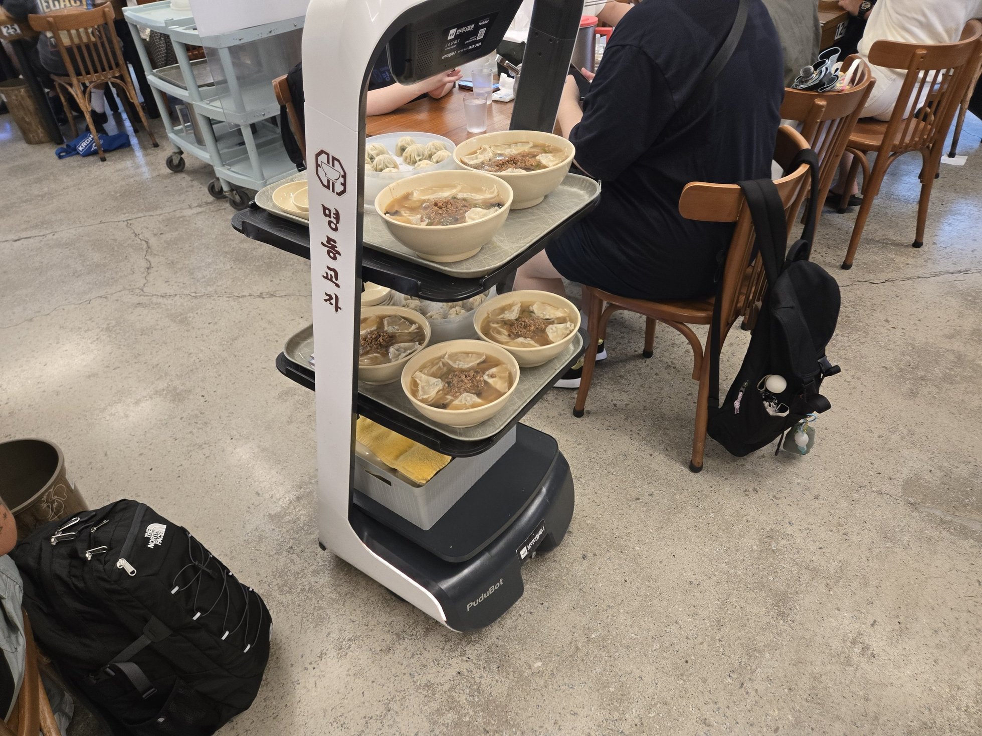 配膳ロボットに置かれた韓国料理の一部