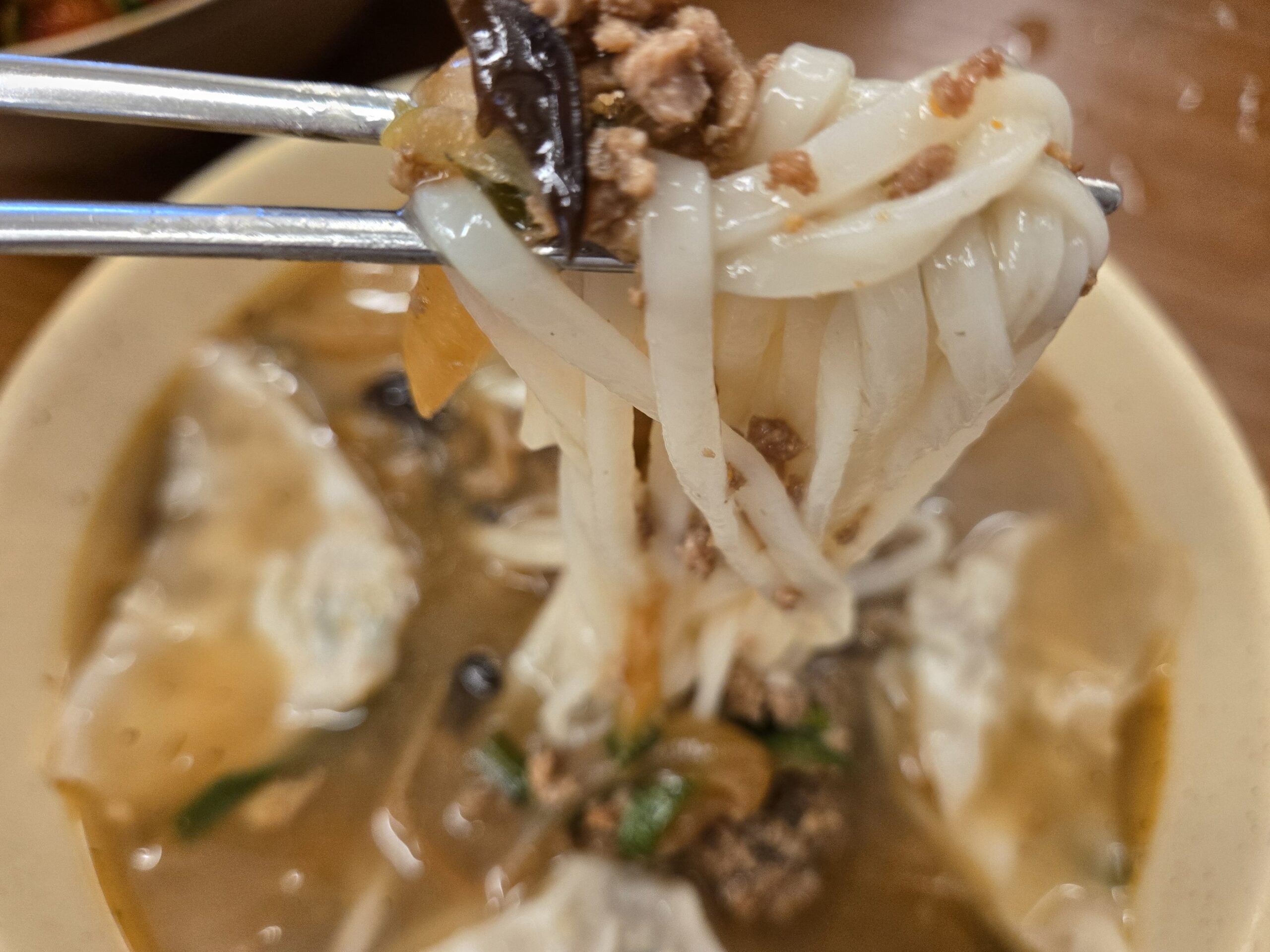 カルグクスの平打ち麺