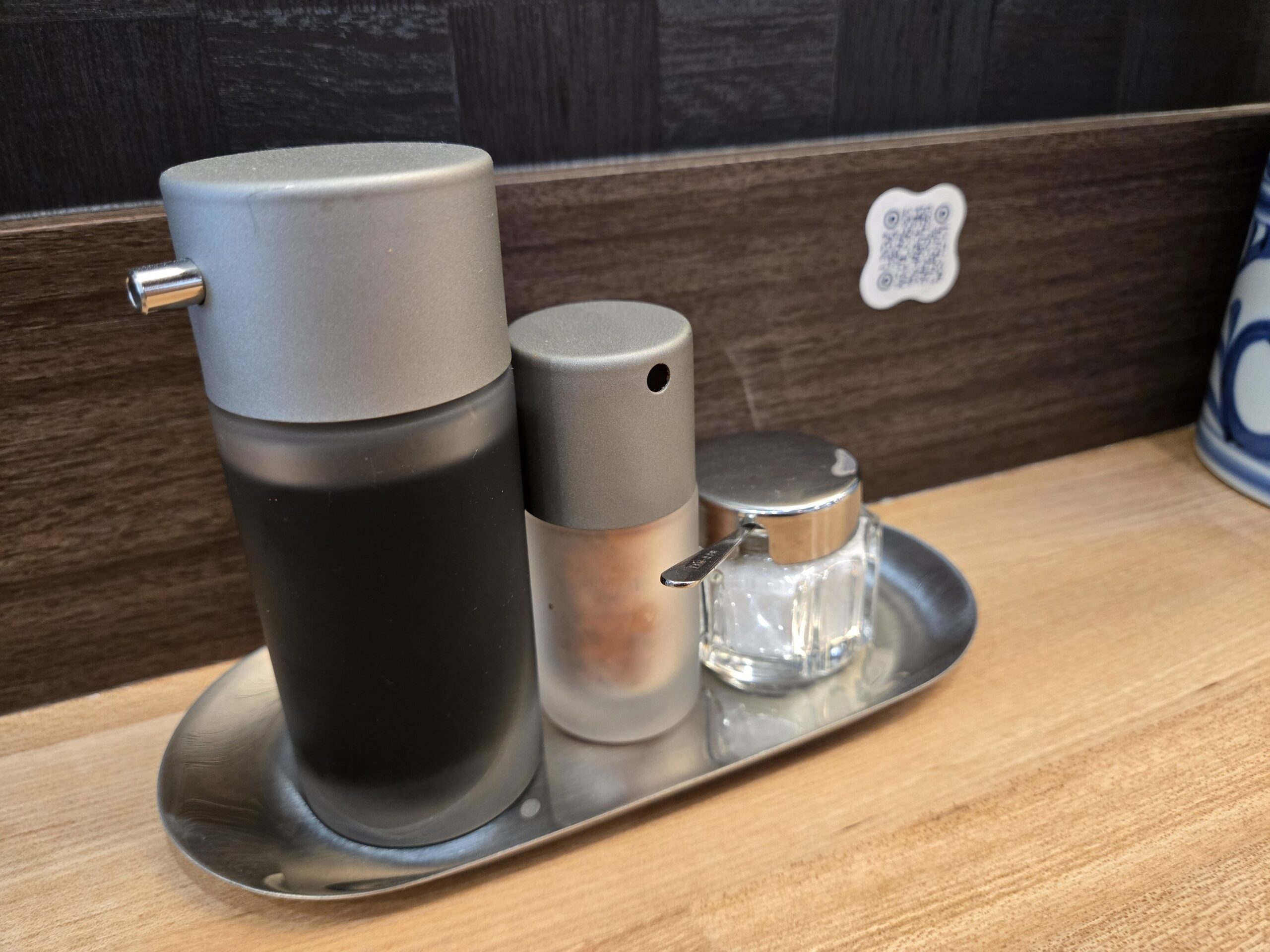 谷やTOKYOのテーブル上に並ぶ調味料セット