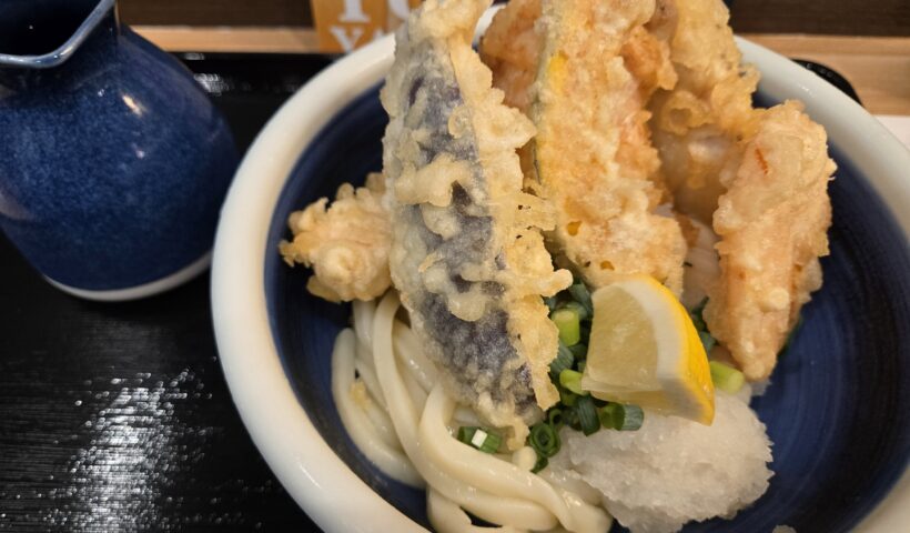 谷やTOKYOのかしわ天ぷらうどん、サクサクの天ぷら
