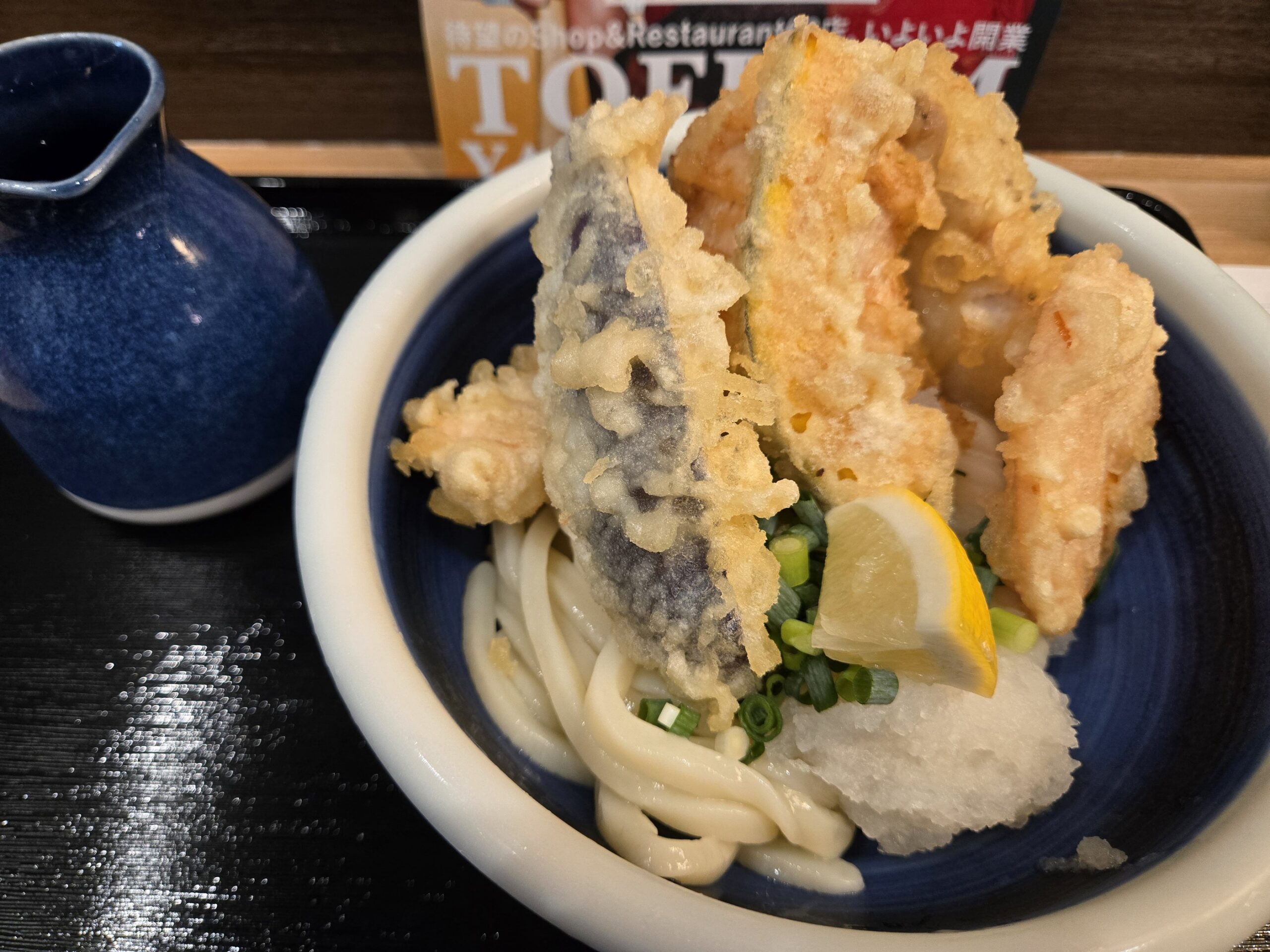 谷やTOKYOのかしわ天ぷらうどん、サクサクの天ぷら