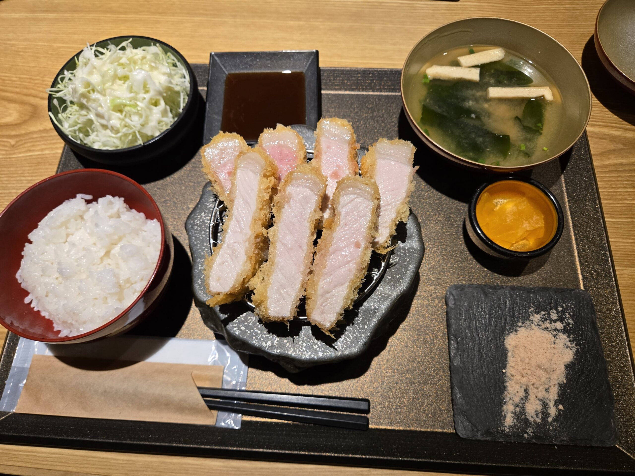北新地とんかつ épais丸の内店の雪室熟成豚ロースかつ定食