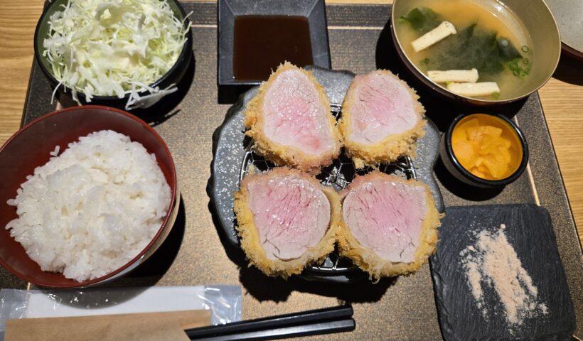 シャトーブリアンのヒレカツ定食、キャベツ、味噌汁、ご飯