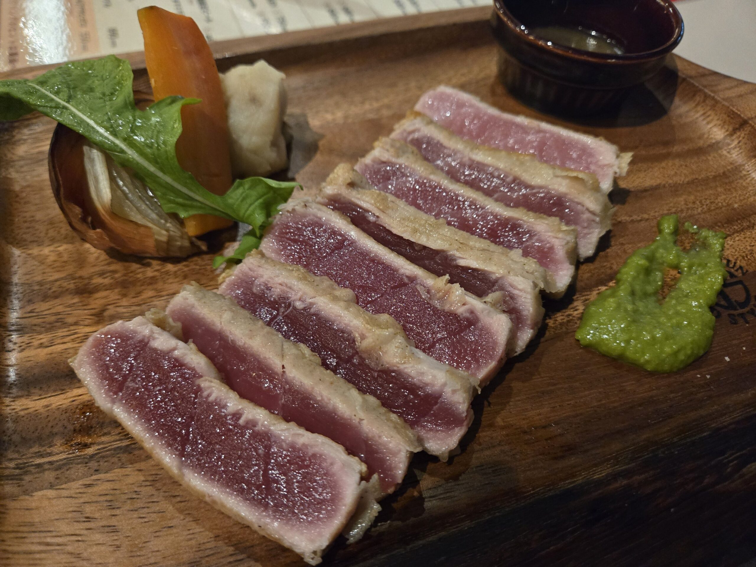 中トロマグロのタタキと薬味、木製プレートの盛り付け