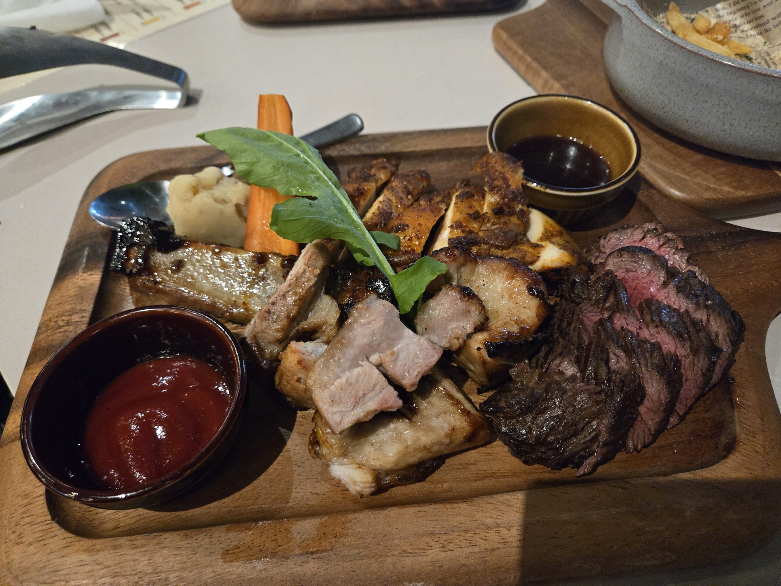 肉料理プレート、ソースが添えられている