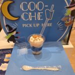 東京駅限定「ヨックモック クーシェ」を実食|整理券の取り方と味をレビュー COO-CHEシェイクがテーブルに置かれている様子