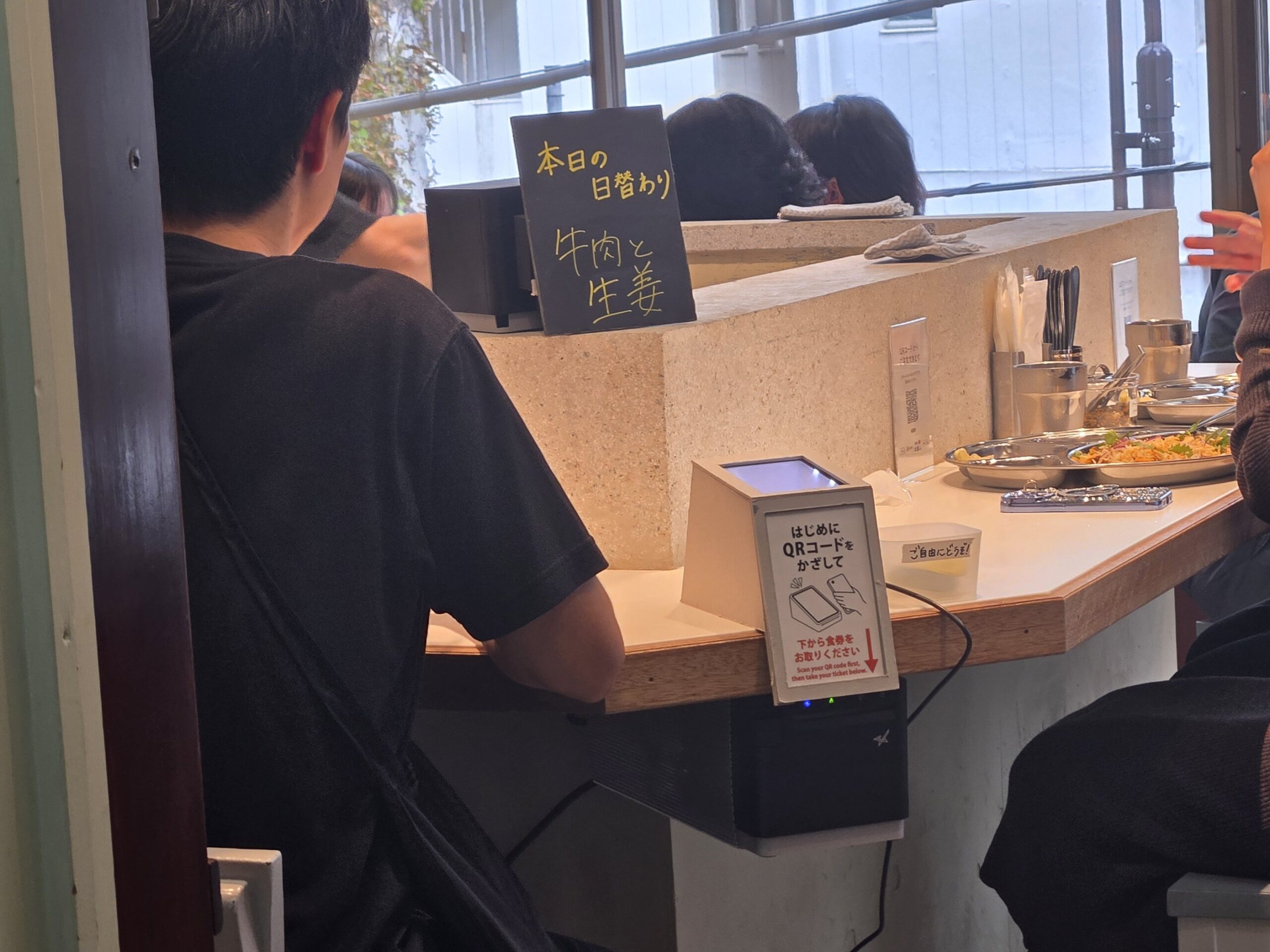 ビリヤニマスター店内入口のQRコード読み取り端末