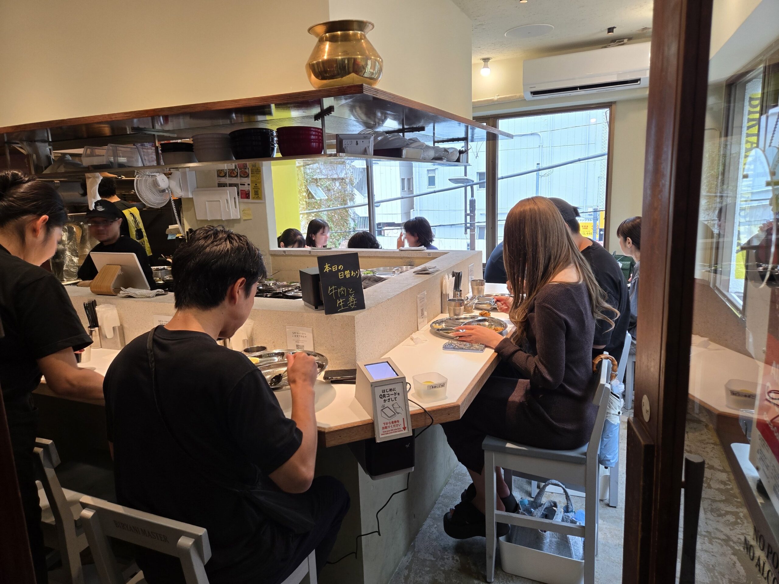 神田ビリヤニマスターのカウンター席と店内