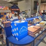 東京駅「デセール・シュー」レビュー|ムームーシューとシューもっちを実食 東京駅八重洲北口のデセール・シュー店内ディスプレイ、シューギフト専門店