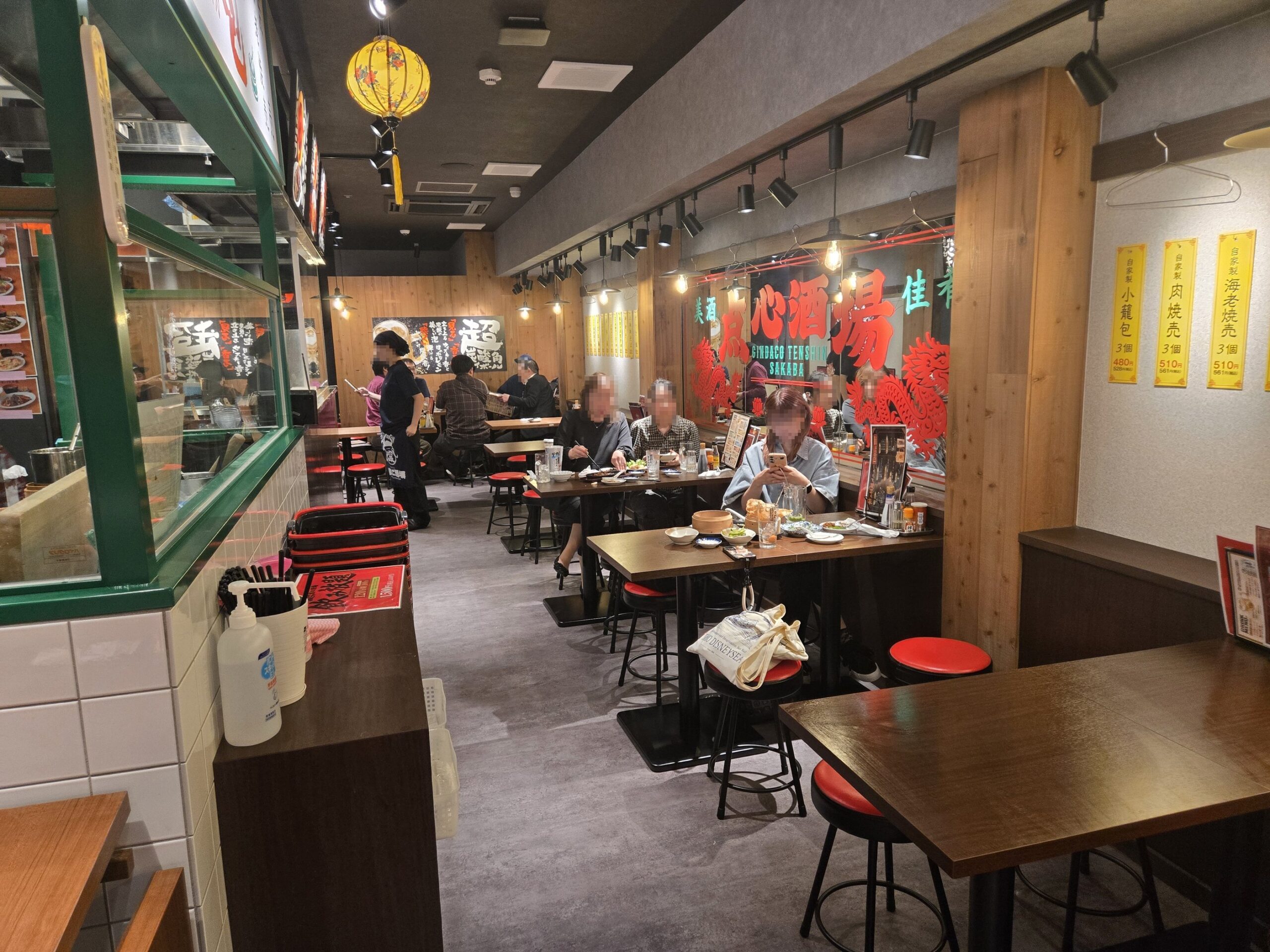 テーブル席が並ぶ銀だこ点心酒場 神田駅南口店の内観
