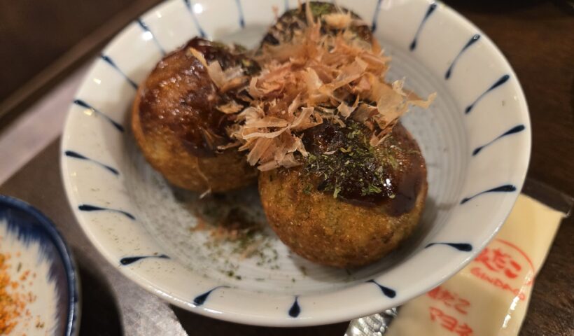 神田の銀だこ点心酒場で味わう、ソースと鰹節がかかった定番たこ焼き