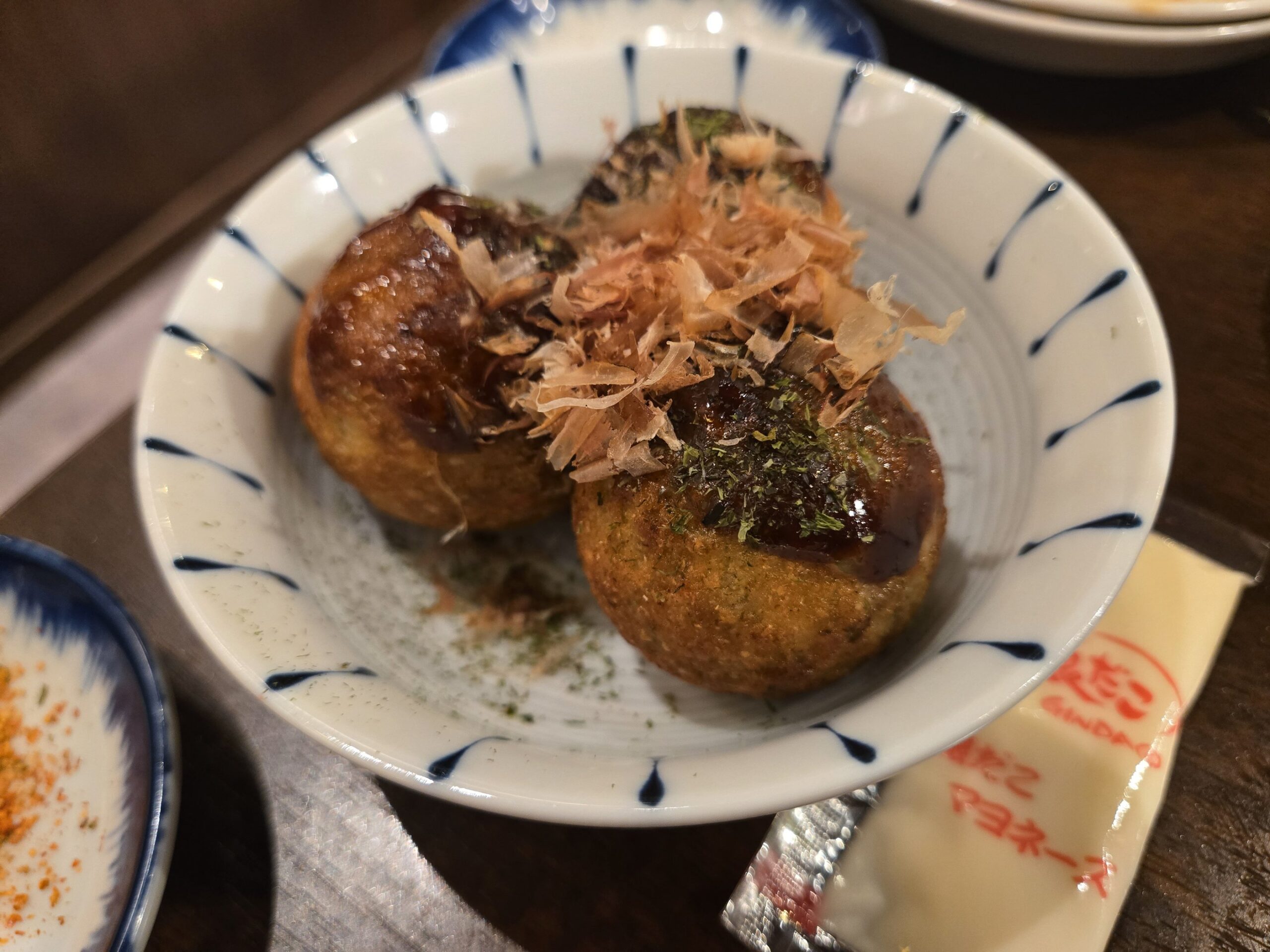神田の銀だこ点心酒場で味わう、ソースと鰹節がかかった定番たこ焼き