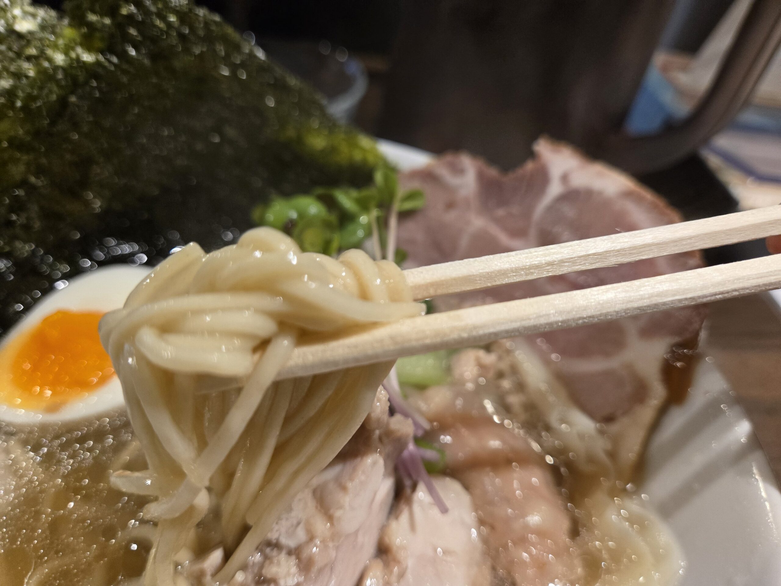 塩生姜らー麺専門店 MANNISH 麺を持ち上げた特製塩生姜らー麺