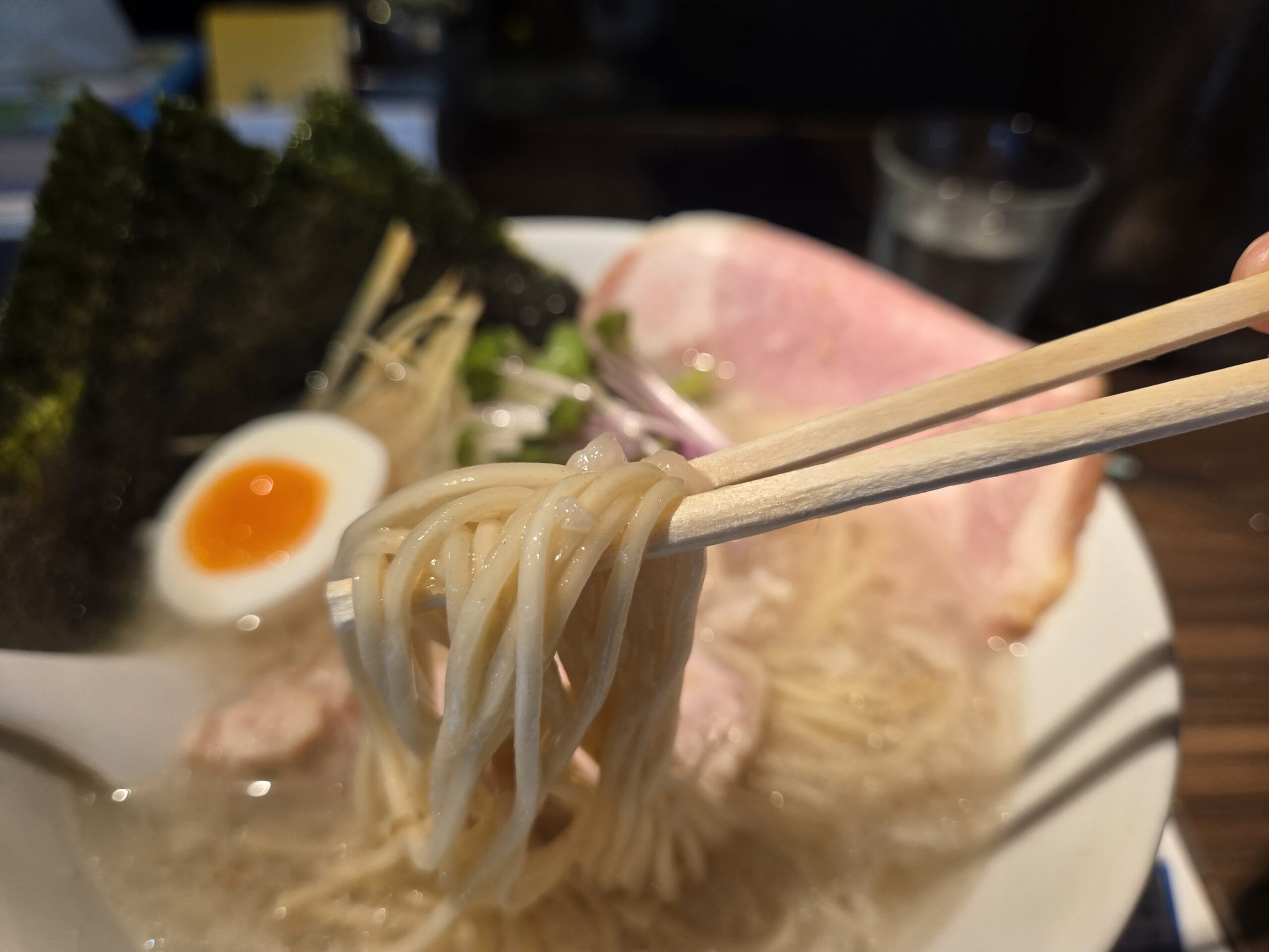 淡路町 MANNISH 特製コッテリ 塩生姜らー麺 麺