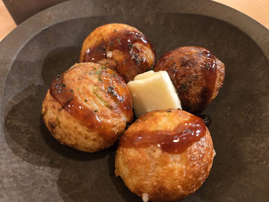 大阪あべのたこやき やまちゃん神田店のバターしょうゆたこ焼き