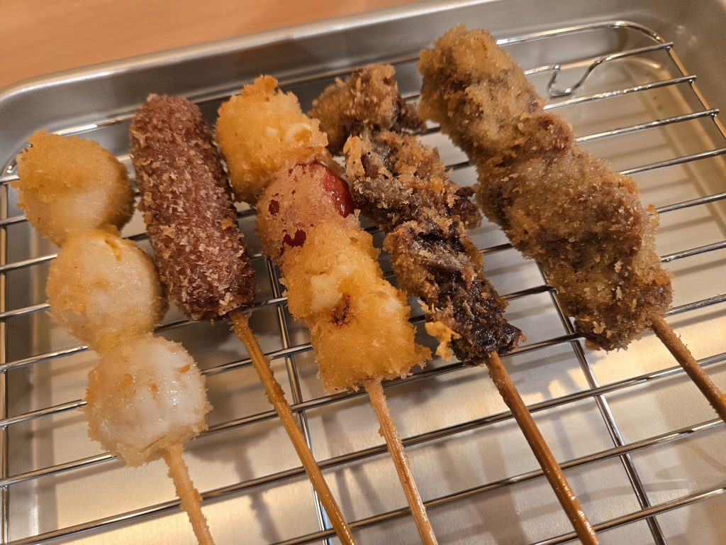 牛ハラミや豚カシラなどの串カツ