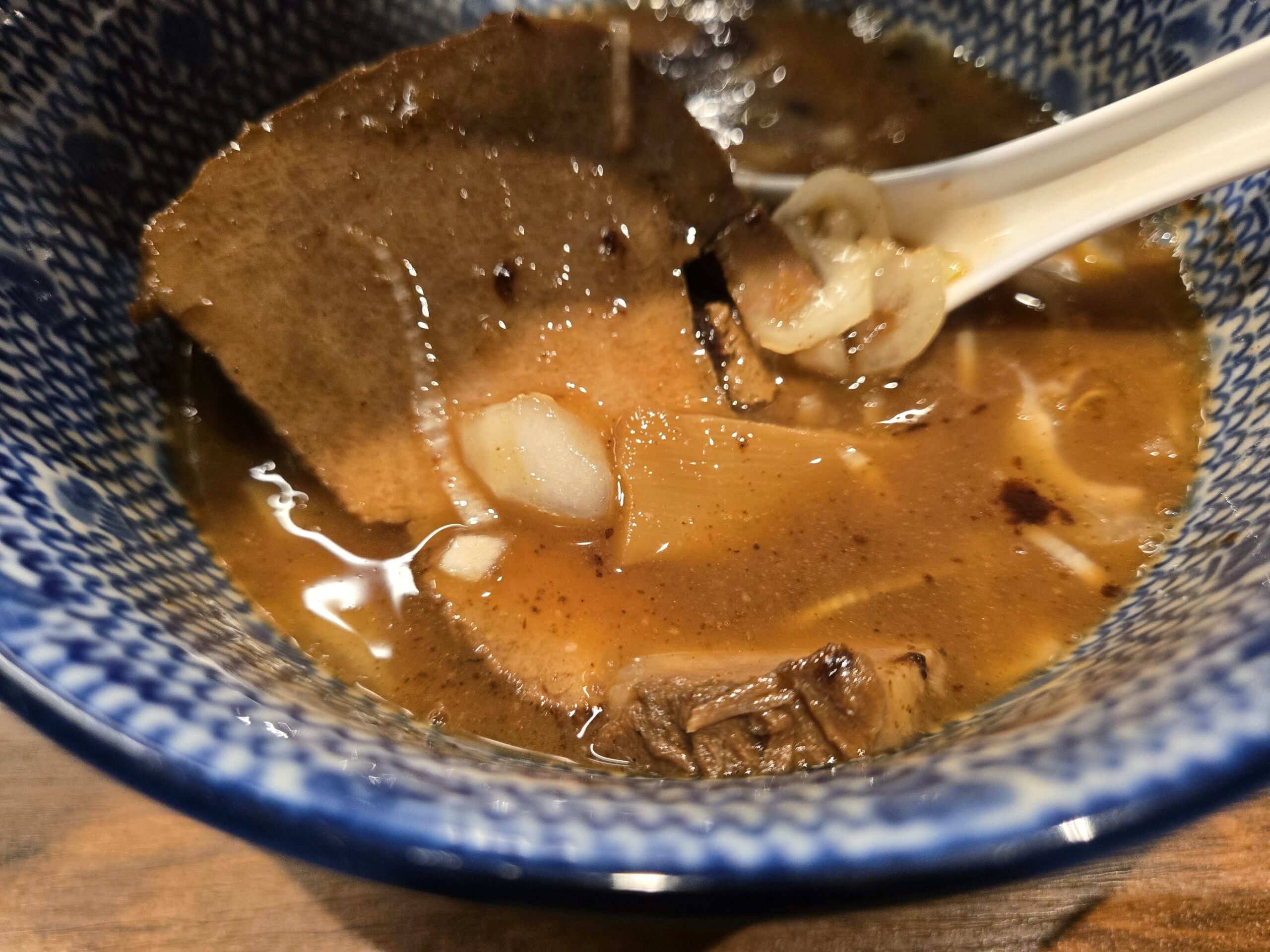 つけ麺 神儺祁の濃厚な魚介豚骨つけ汁と厚切りチャーシュー