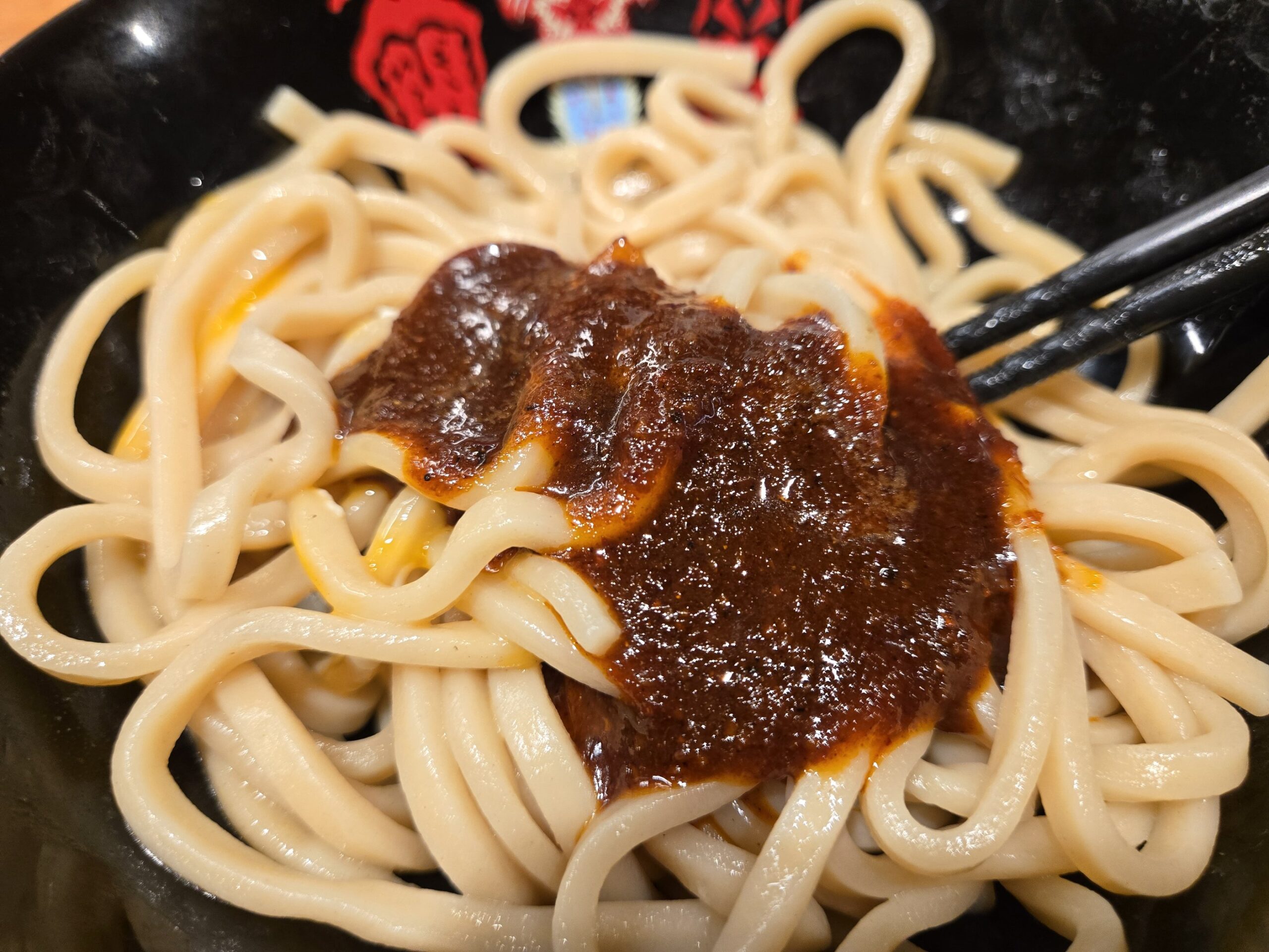つけ麺 神儺祁の太麺にカレールーをかけた様子