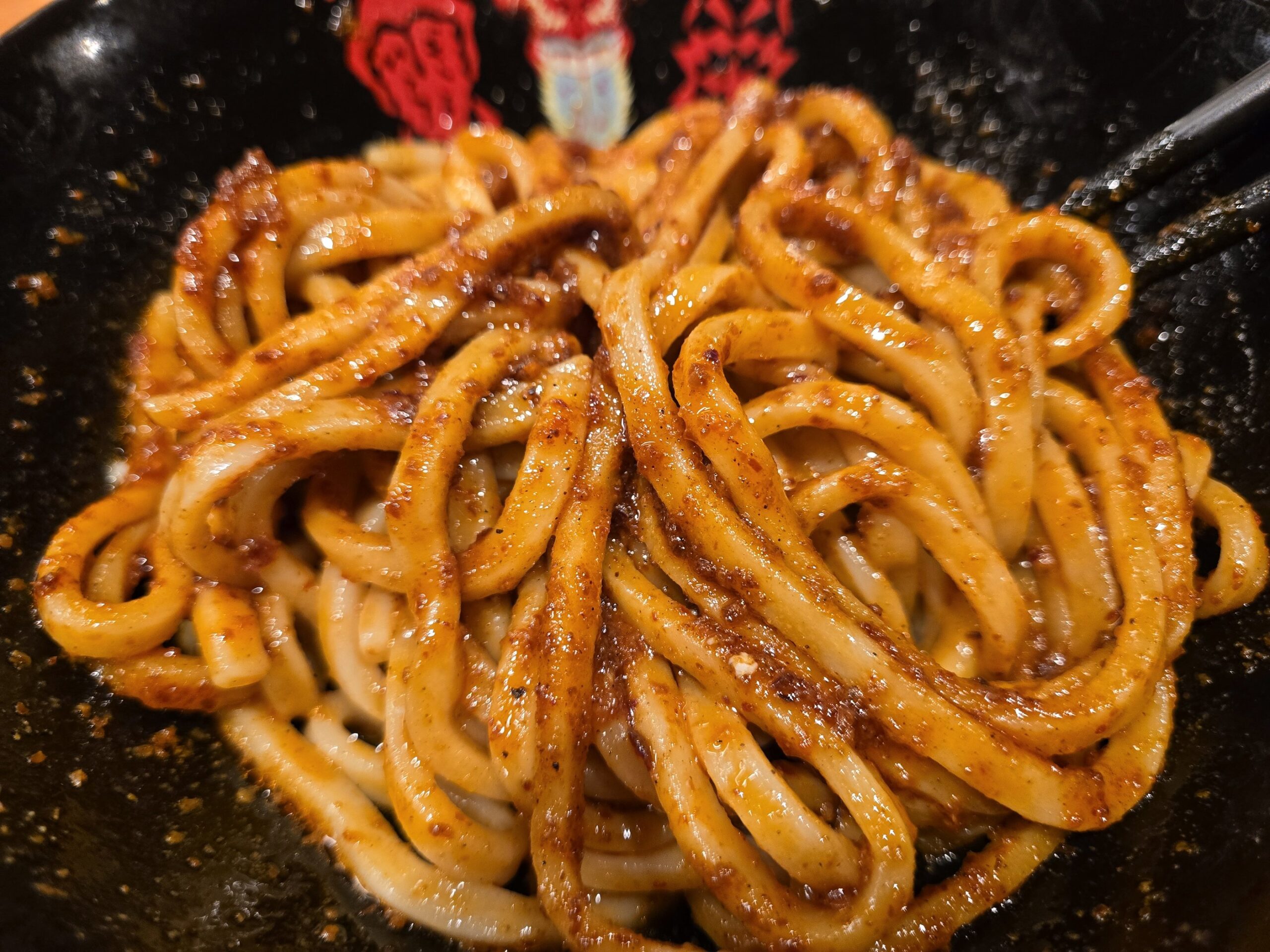 つけ麺 神儺祁の太麺にカレールーを混ぜた様子