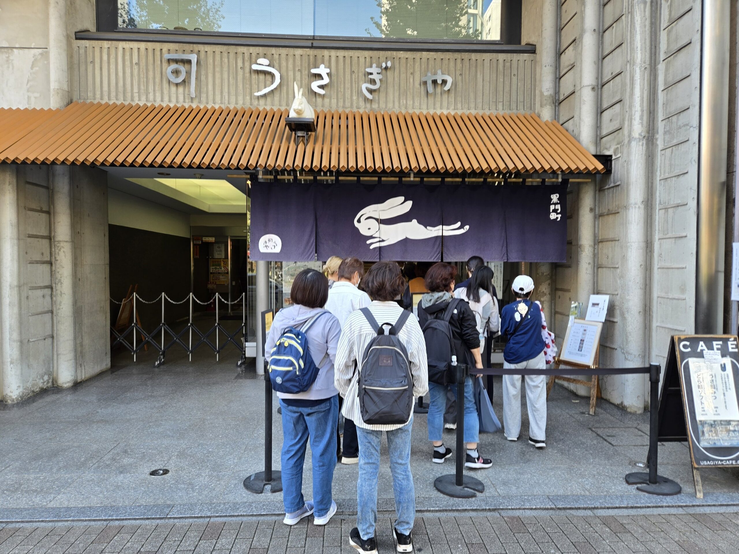 上野うさぎや外観、行列、人気どら焼き店