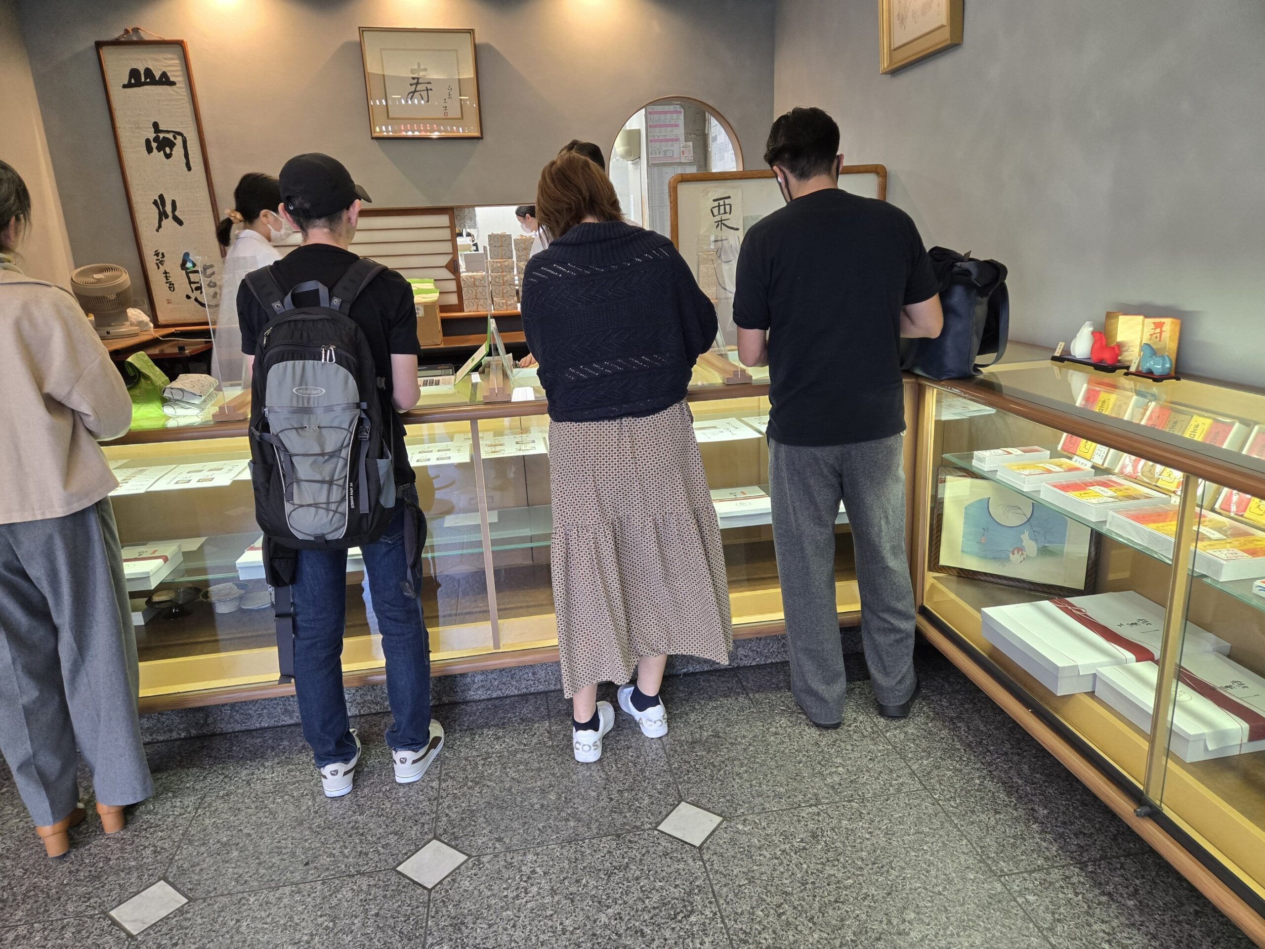 上野うさぎや店内、カウンター、商品選び