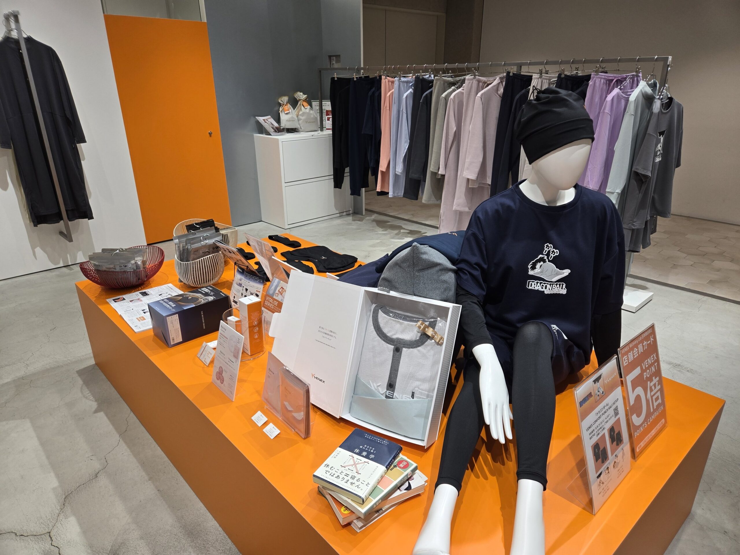 VENEX Recovery Lab店内、リカバリウェア展示、日本橋高島屋にて